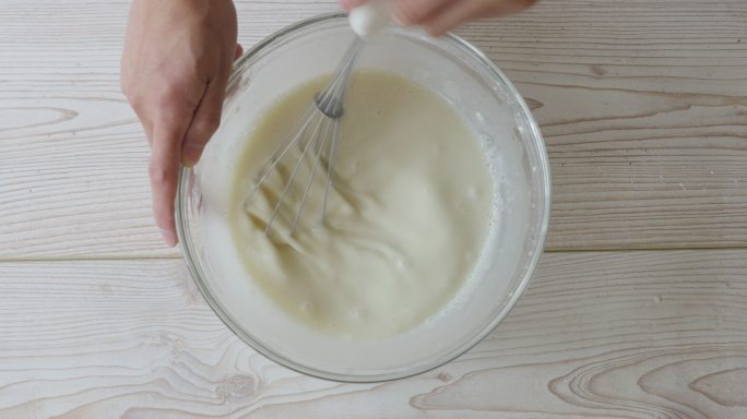 手工月饼皮顶视图搅拌稀面粉牛奶
