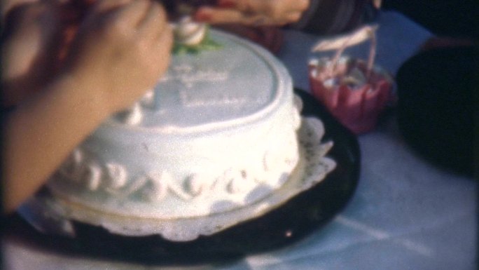 吹灭蜡烛1944切开蛋糕国外小女孩过生日