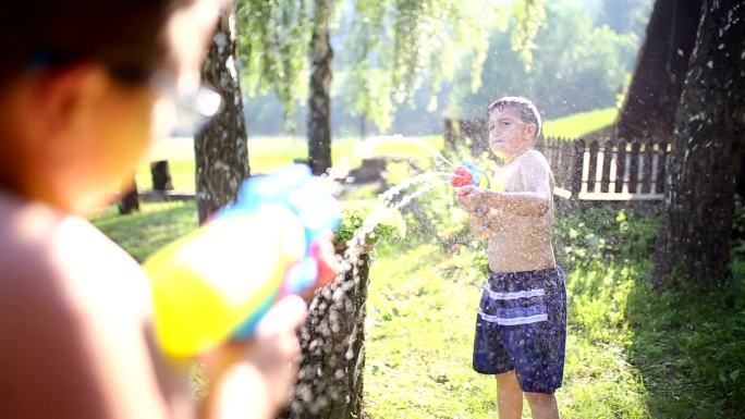 玩水枪的孩子外国人小孩男孩夏天玩水枪