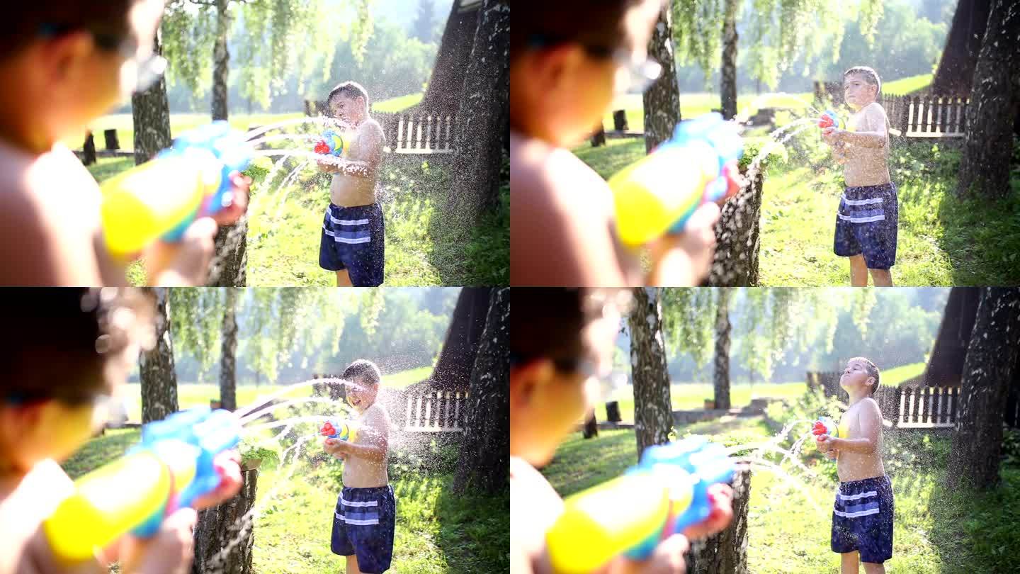 玩水枪的孩子外国人小孩男孩夏天玩水枪