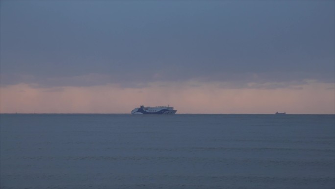 下雪天海上航行的轮船 客船归航蓝色的海面