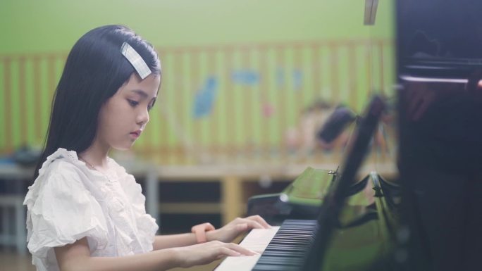 儿童弹钢琴小孩练钢琴学生学钢琴