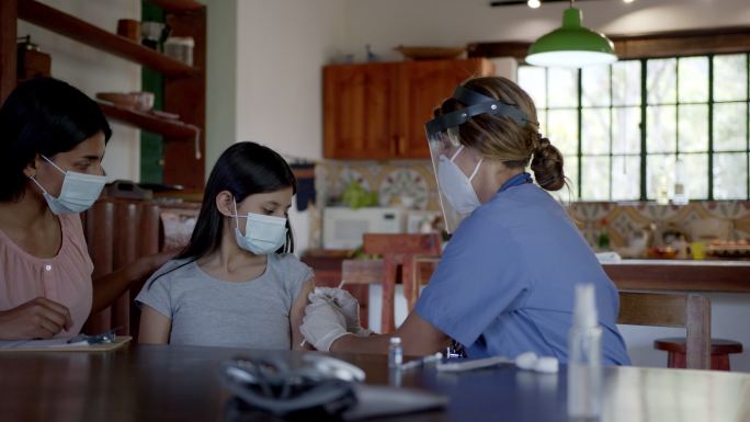 一名拉丁美洲女孩在她的农村住所接种新冠肺炎疫苗