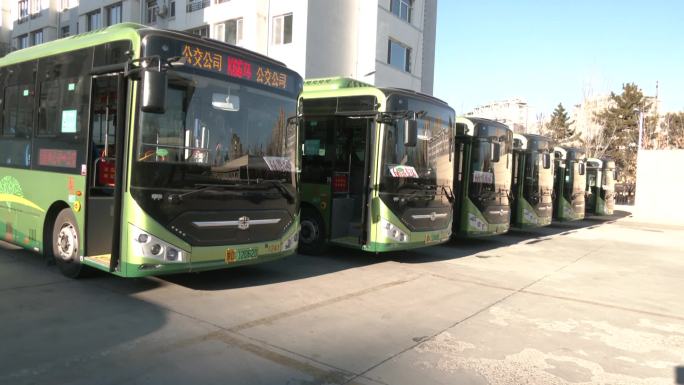 公交公司新购买的公交车崭新车辆