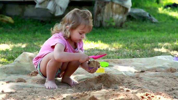 小女孩在后院玩耍婴儿婴幼儿新生儿新生命