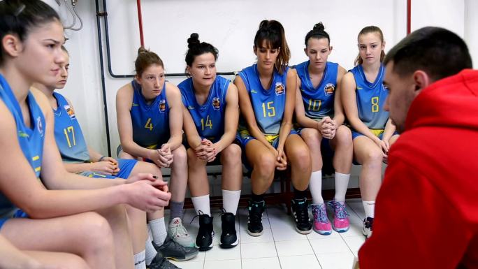 篮球教练谈话策略女子运动员打篮球欧美外国