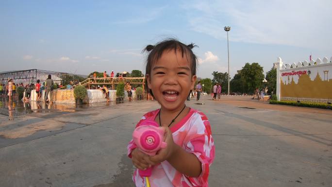 亚洲小女孩在泰国的泼水节上玩水枪。