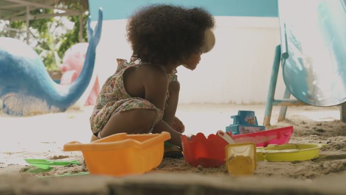 非洲女孩玩沙子。三胎二孩快乐成长大黑人儿