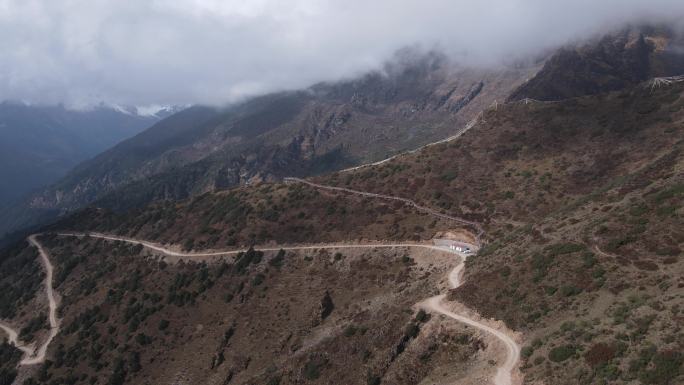 航拍崎岖的山路