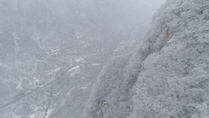 冬季大山中的公路