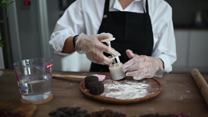 一位亚洲中国美女在厨房做中国传统的中秋雪皮月饼