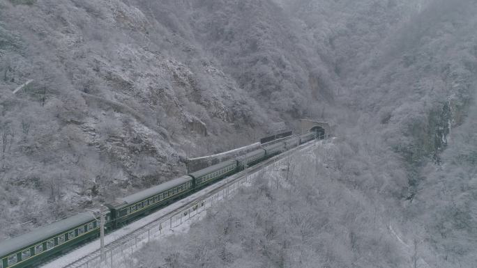 冬季大山中行驶的绿皮火车4k