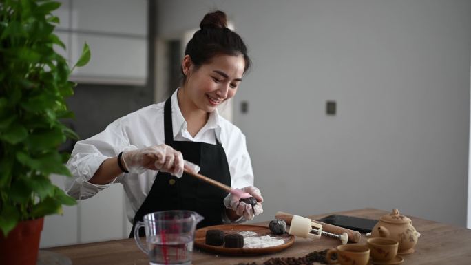 亚洲中国美女在厨房里制作中国传统的中秋雪皮月饼。。。