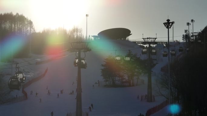 夕阳下滑雪场和缆车