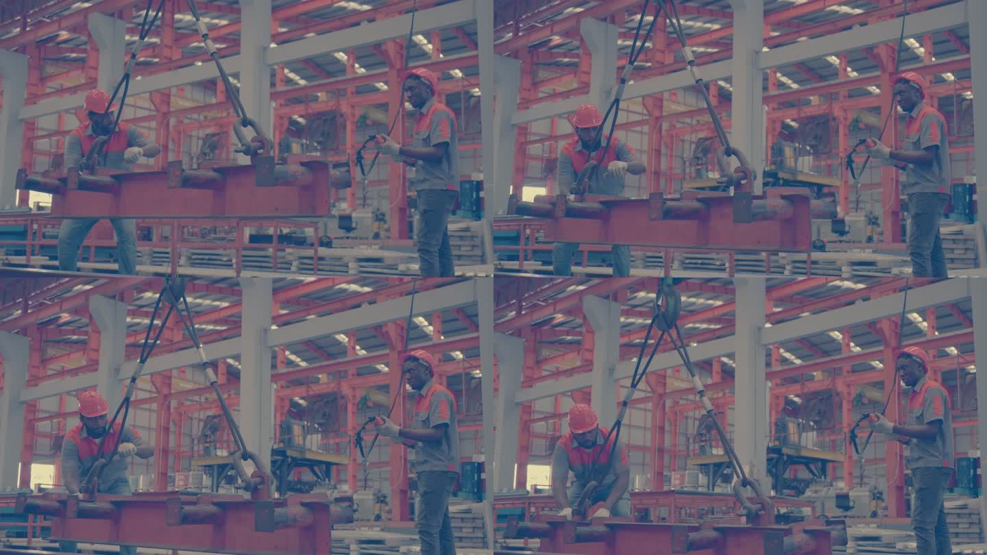 在工厂工业机械工作的工程师。手工工人在测量电子设备时相互配合。