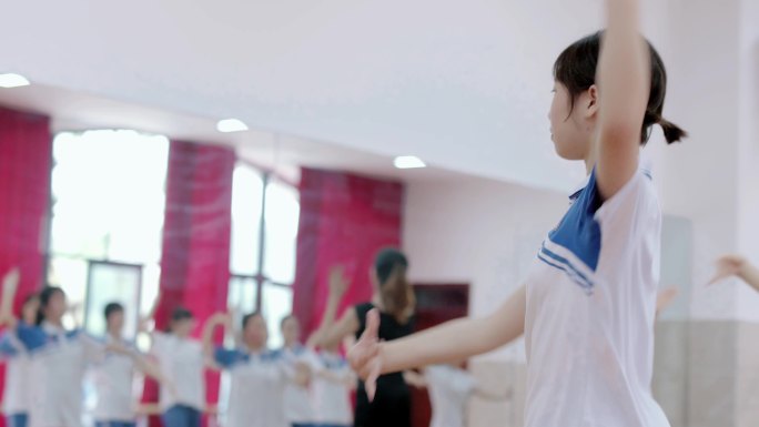 【4K】高中女生学习舞蹈练功房练舞