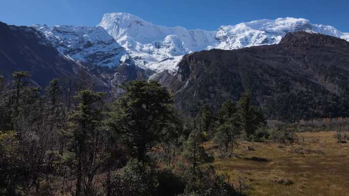 雪山脚下