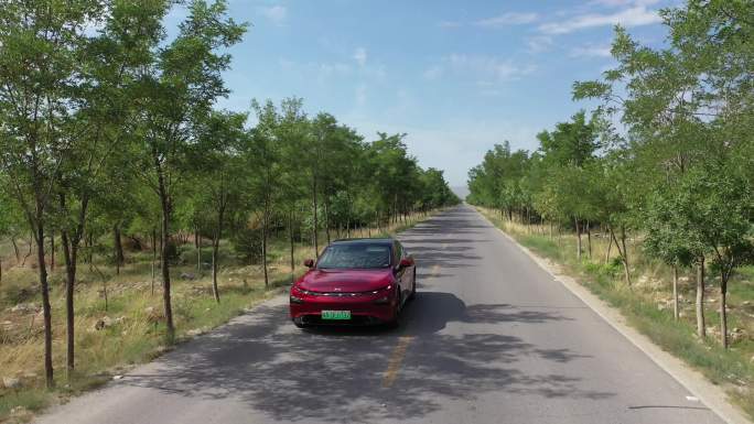 新能源汽车行驶在树林葡萄园 小鹏汽车