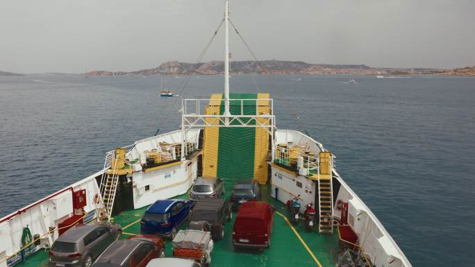 意大利撒丁岛，一艘渡船在海上航行。