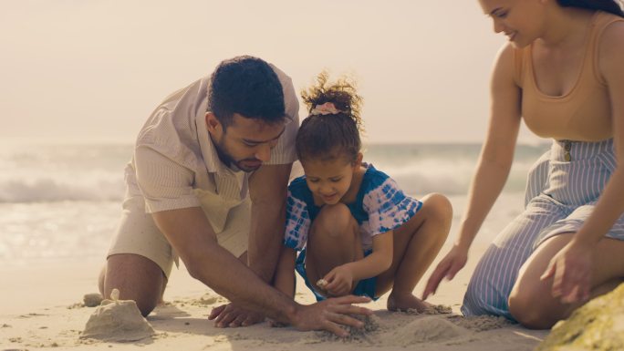 一个快乐的年轻家庭在海滩享受快乐一天的4k视频片段