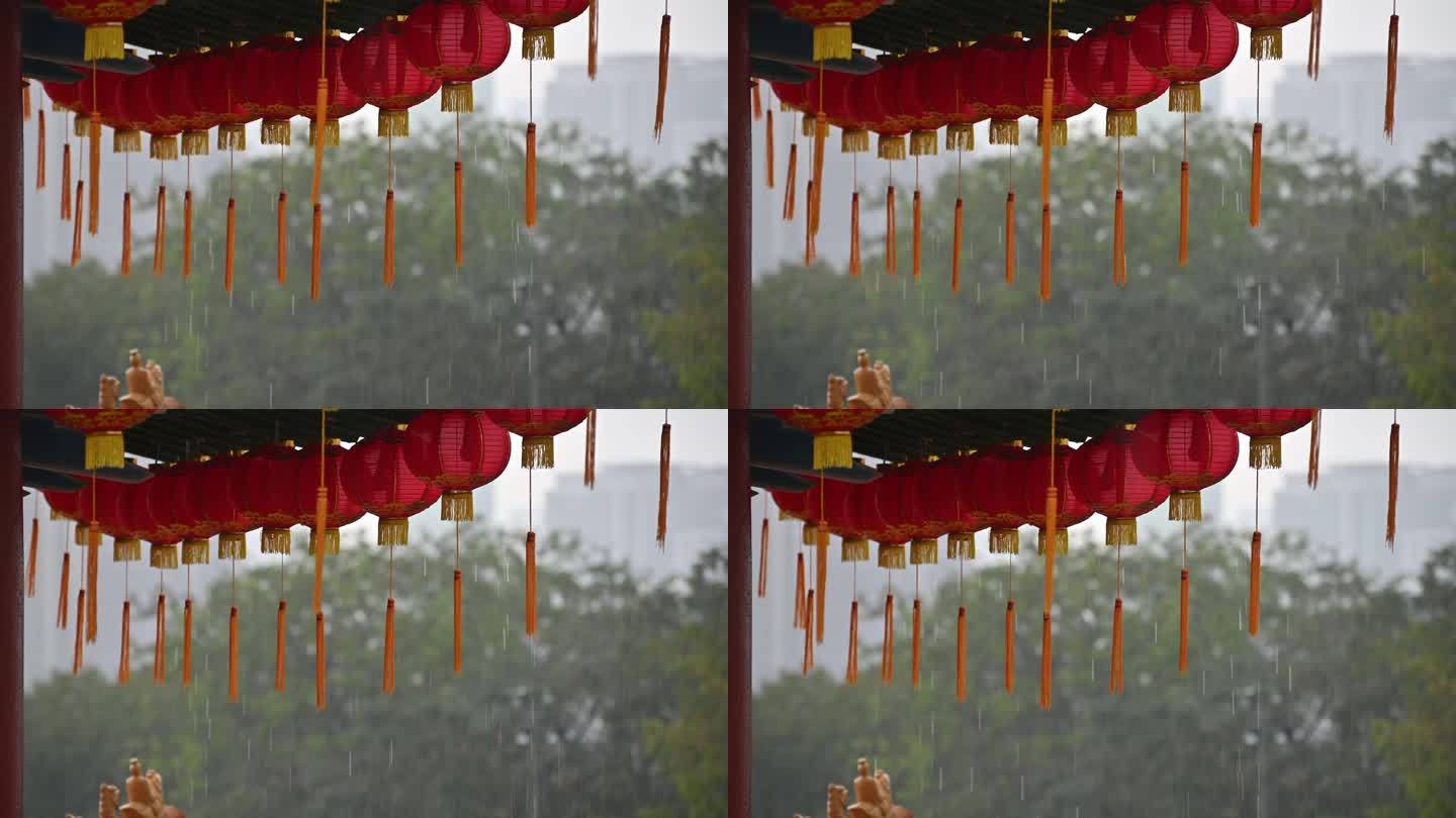 下雨天，古老的传统寺庙上挂着圆形的红灯笼