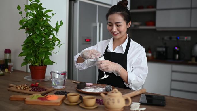 一位亚洲中国美女在厨房做中国传统的中秋雪皮月饼