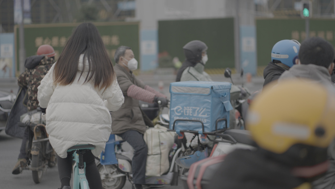 街头行人车流繁华都市