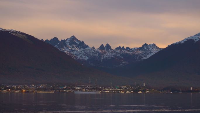 日落时分，来自比格海峡的puerto williams chile和fragata