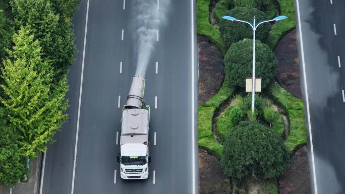 4K城市道路上的雾炮车