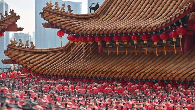 中国新年期间，古老的传统寺庙上挂着圆形的红灯笼