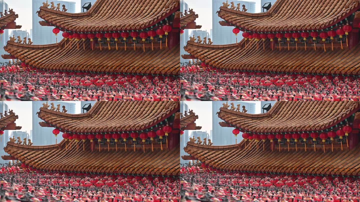 中国新年期间，古老的传统寺庙上挂着圆形的红灯笼