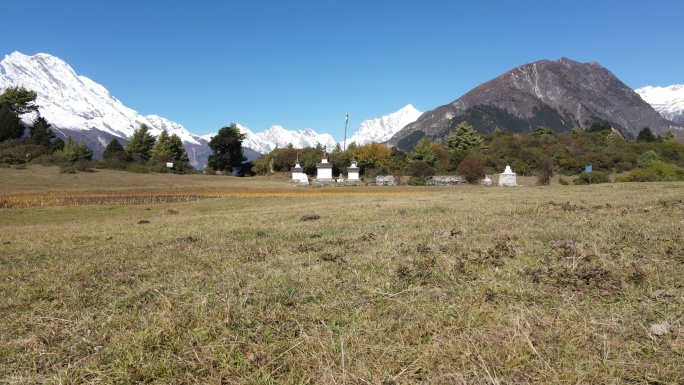 雪山脚下的村庄