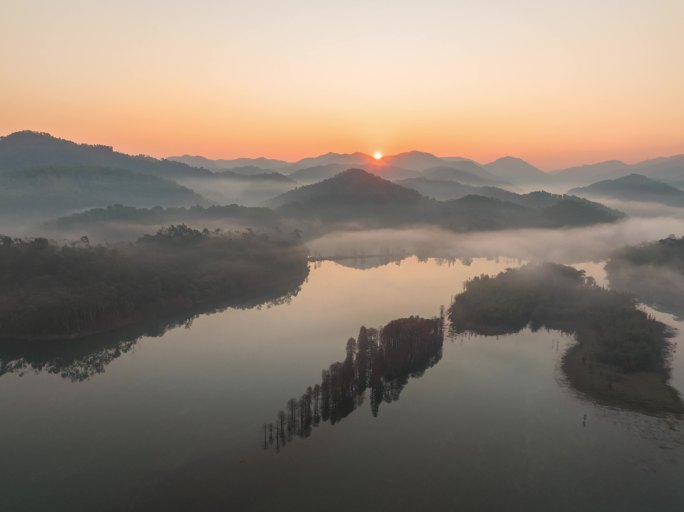 【4K正版】航拍太阳从晨雾湖面升起延时