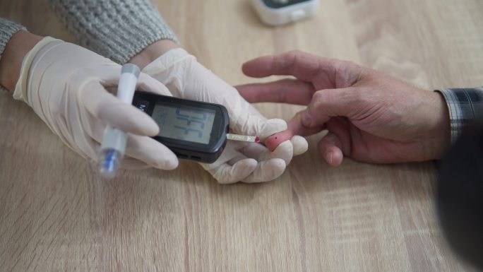 血糖仪检测糖尿病手指