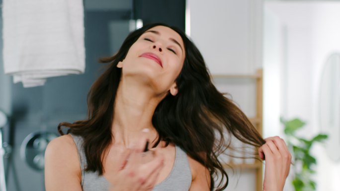 使用香水的女人美丽女人美女自信