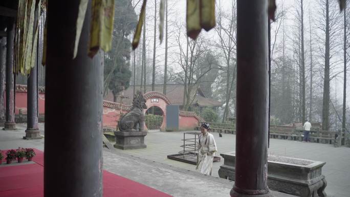 般若寺都江堰汉服妹子寺院求佛许愿上香