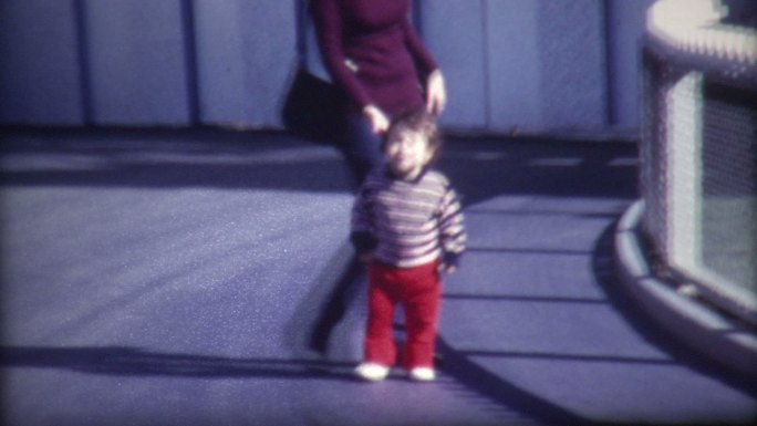 婴儿行走1972婴儿婴幼儿历史资料学走路