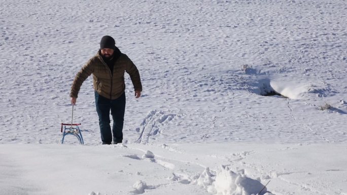 寒假玩得开心雪橇滑雪雪地