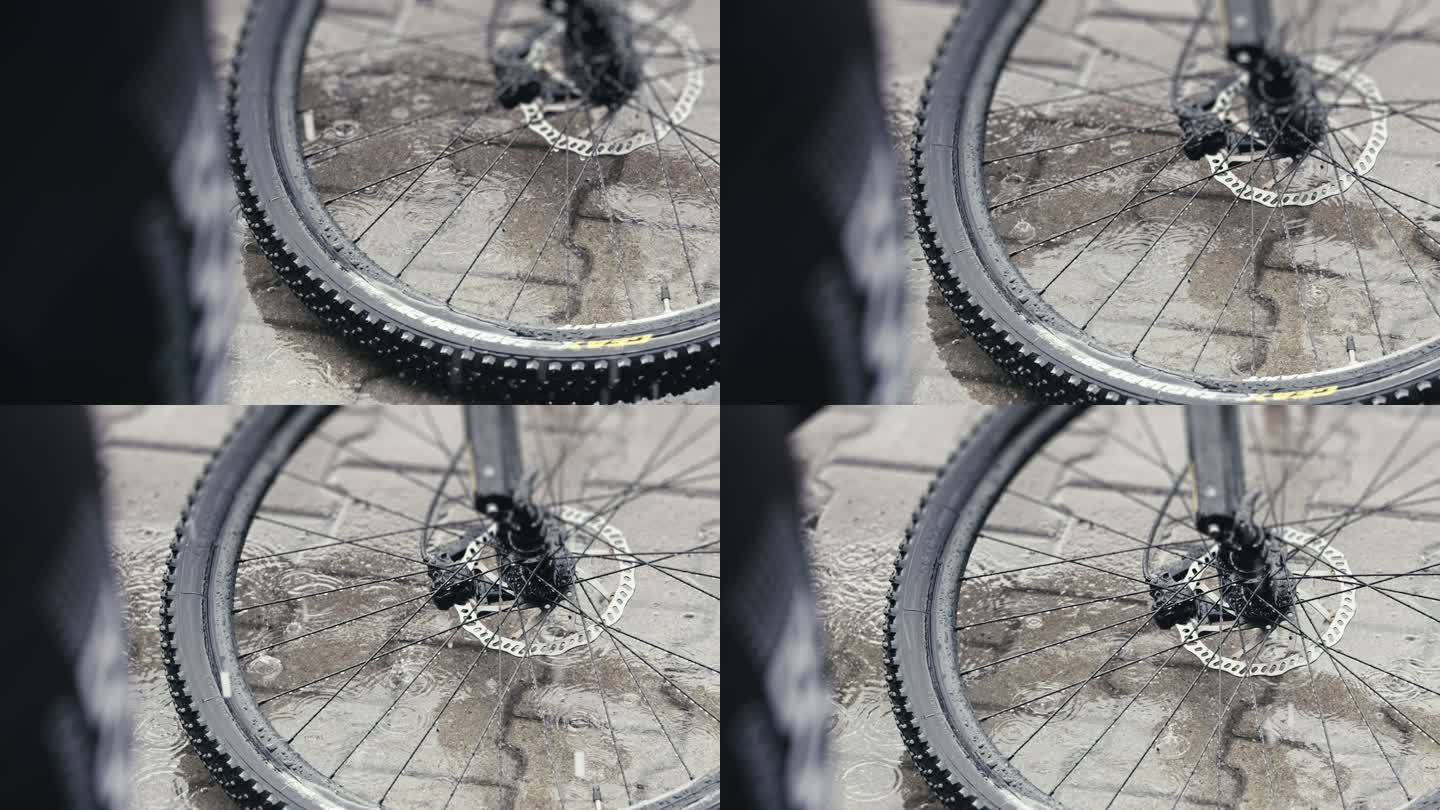 自行车的前轮损坏雨滴下雨