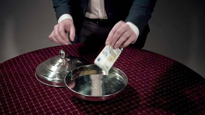 魔术师表演魔术魔术师纸币变美食手部特写