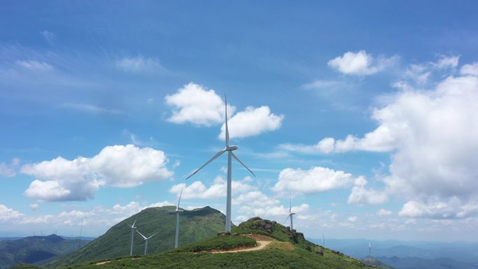 高地多云的美丽天空中风车农场的鸟瞰图