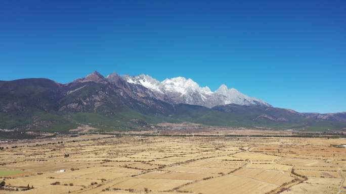 玉龙雪山雪山脚下冬季航拍