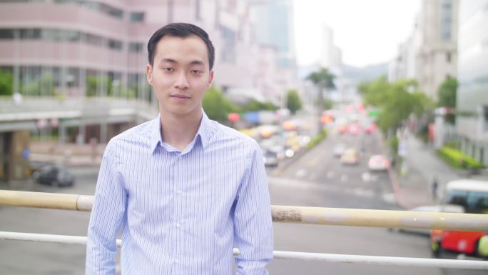 华裔青年视频肖像年轻白领商务人士城市车流