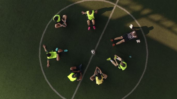 高视角：亚洲男子足球运动员与朋友一起打球。