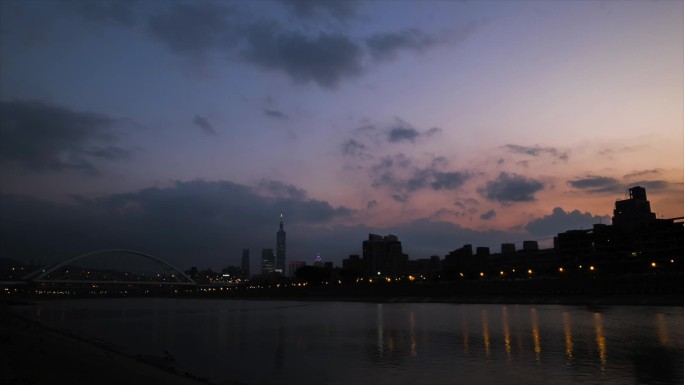 4k延时：台北市宝岛天黑大桥水面倒影剪影