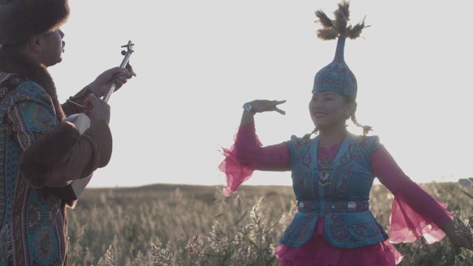 哈萨克族在草原上唱歌跳舞