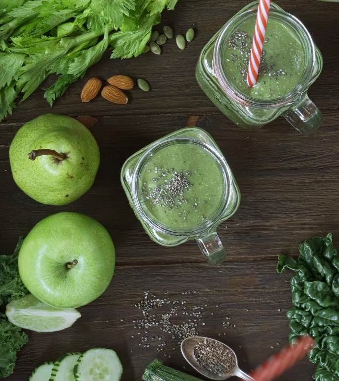 饮食理念：在绿色水果和蔬菜制成的排毒冰沙的正下方