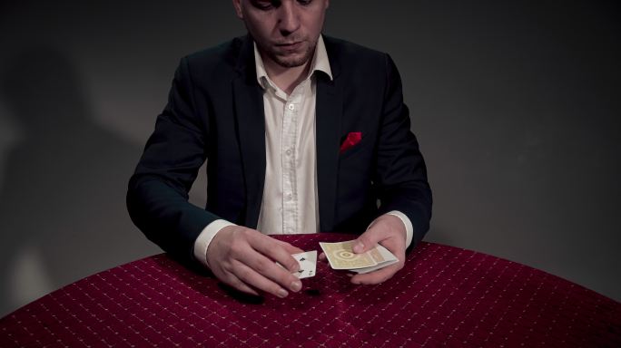 魔术师表演魔术魔术师扑克牌变幻手部特写