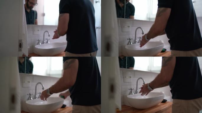 成熟男人在浴室洗手
