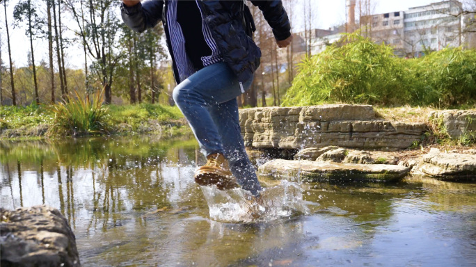 跋山涉水踩水而过趟水跨越水溏旅游徒步旅行